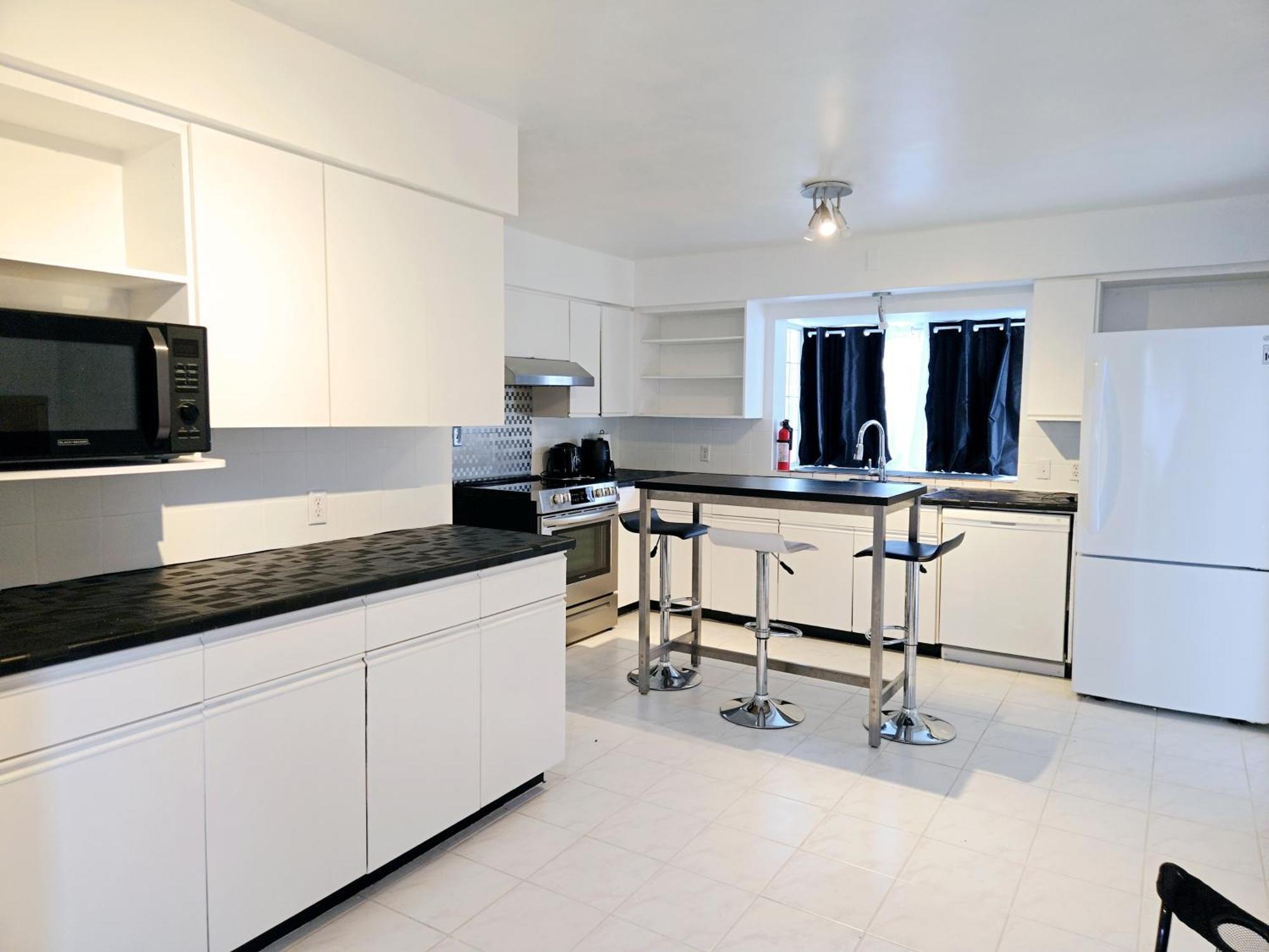 Cozy Stylish Black & White Design Room In The Heart Of Vancouver! Private Parking, Self Check-In & Just 4 Mins To Metrotown! المظهر الخارجي الصورة
