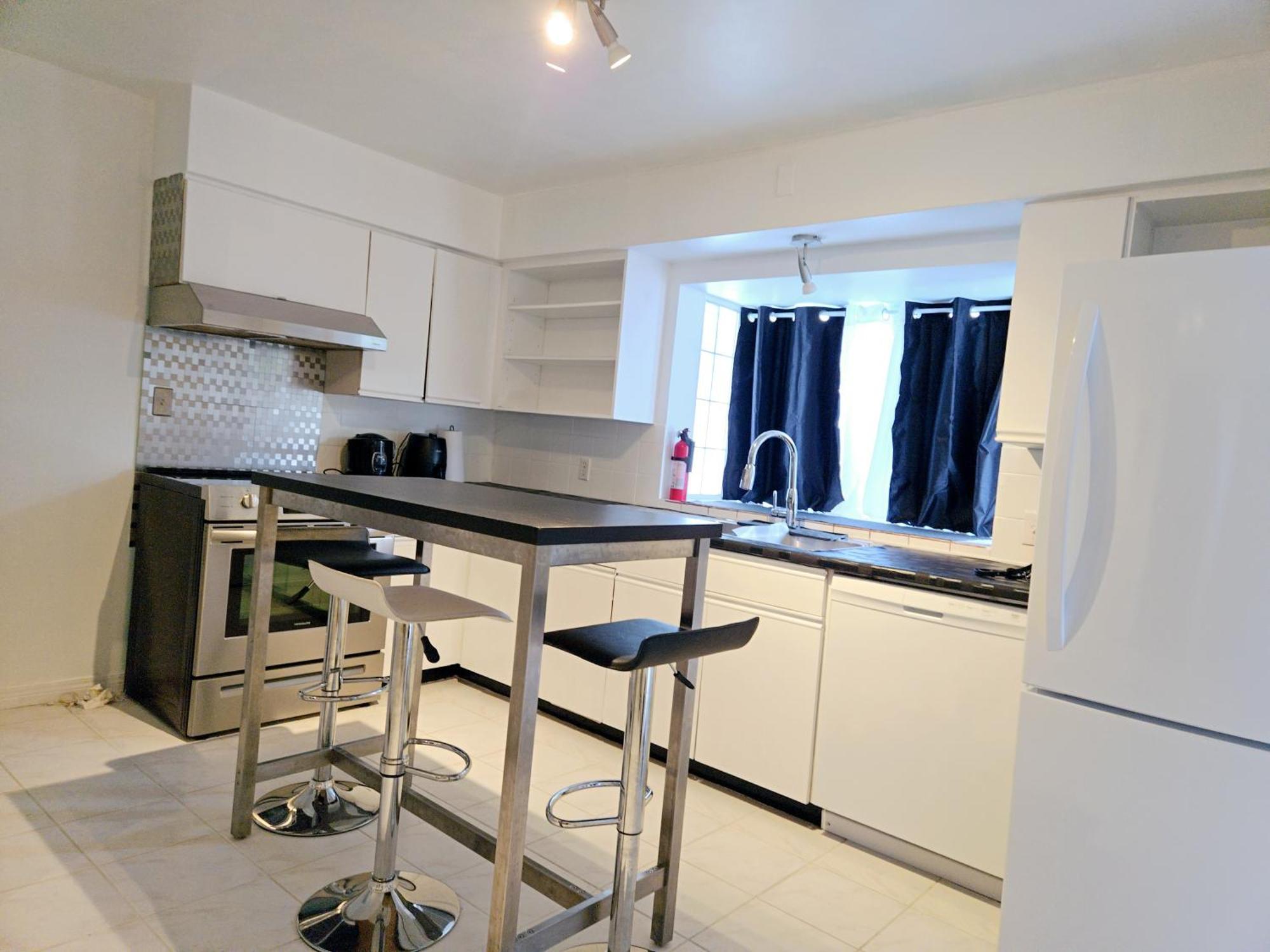 Cozy Stylish Black & White Design Room In The Heart Of Vancouver! Private Parking, Self Check-In & Just 4 Mins To Metrotown! المظهر الخارجي الصورة