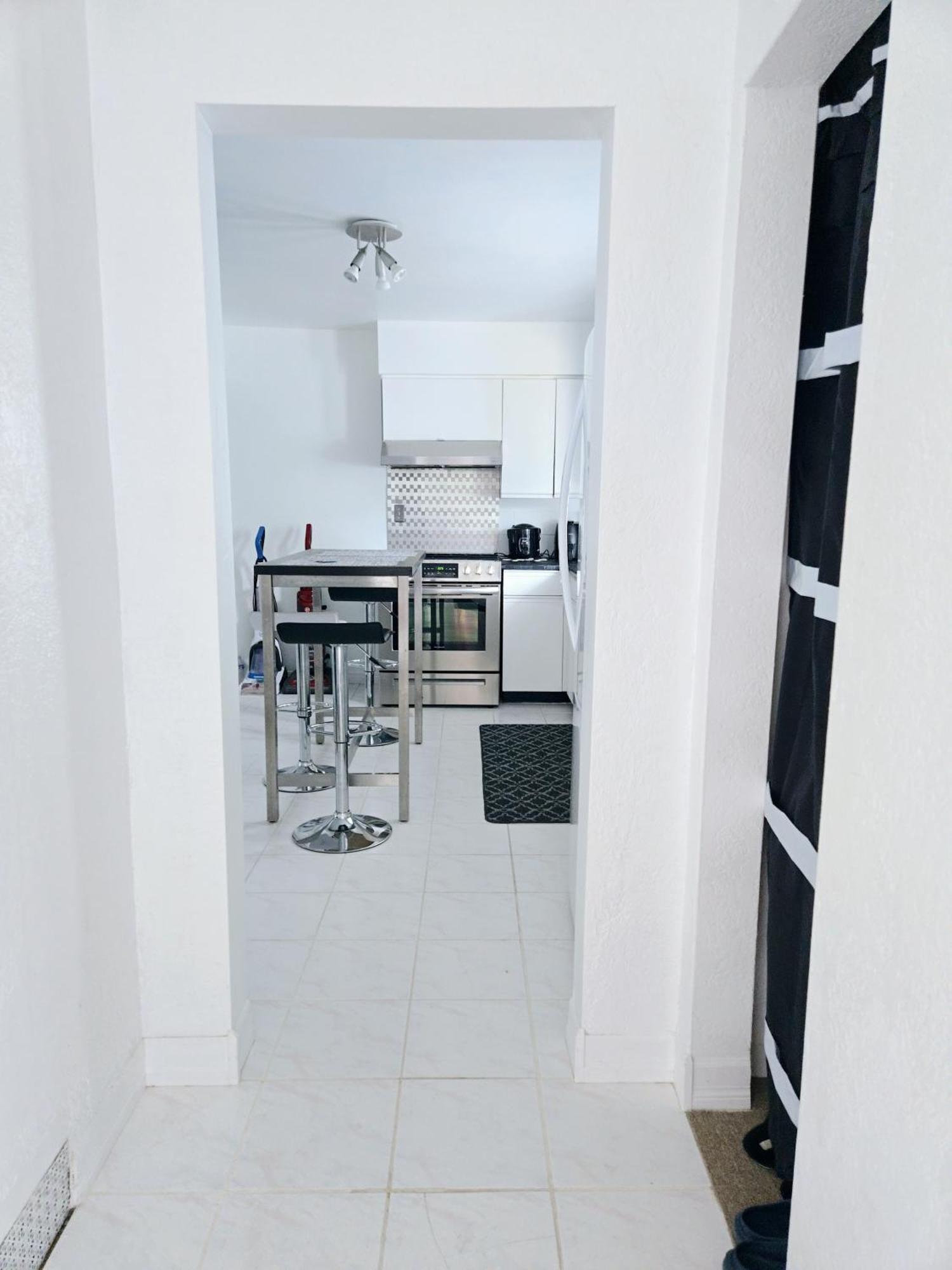 Cozy Stylish Black & White Design Room In The Heart Of Vancouver! Private Parking, Self Check-In & Just 4 Mins To Metrotown! المظهر الخارجي الصورة