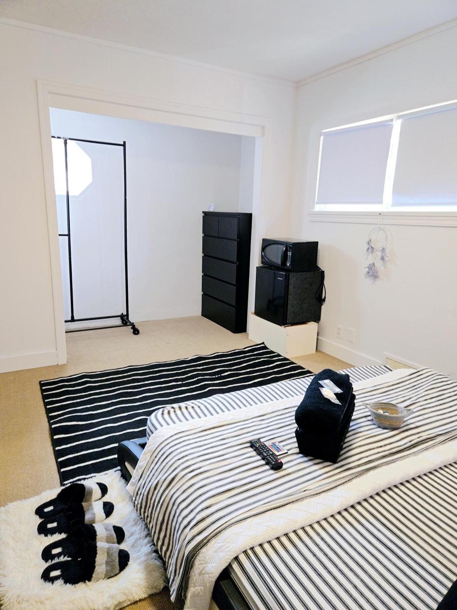 Cozy Stylish Black & White Design Room In The Heart Of Vancouver! Private Parking, Self Check-In & Just 4 Mins To Metrotown! المظهر الخارجي الصورة