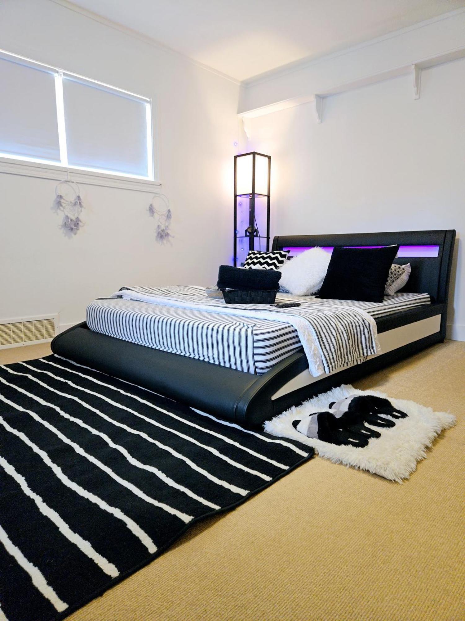 Cozy Stylish Black & White Design Room In The Heart Of Vancouver! Private Parking, Self Check-In & Just 4 Mins To Metrotown! المظهر الخارجي الصورة