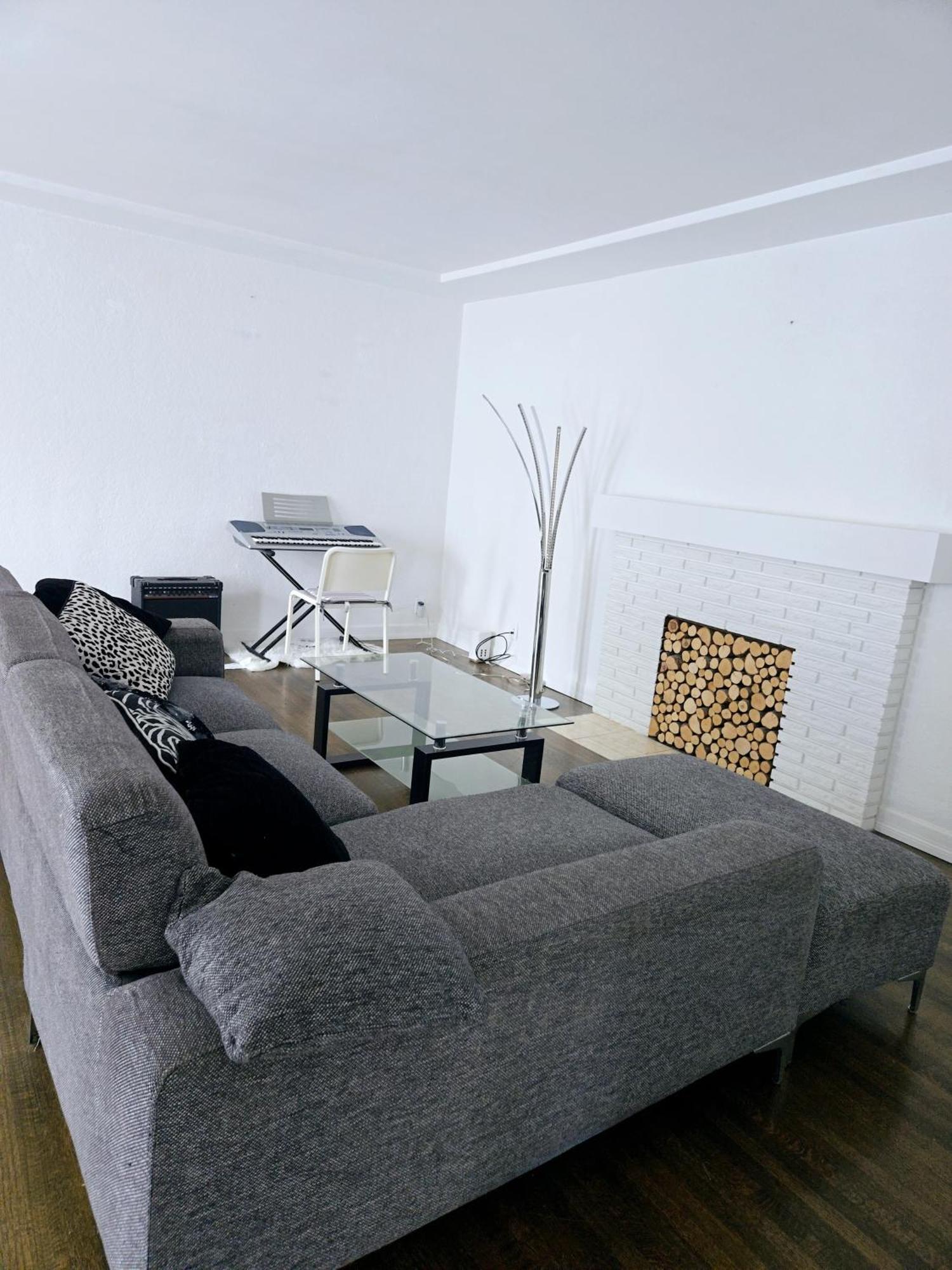 Cozy Stylish Black & White Design Room In The Heart Of Vancouver! Private Parking, Self Check-In & Just 4 Mins To Metrotown! المظهر الخارجي الصورة