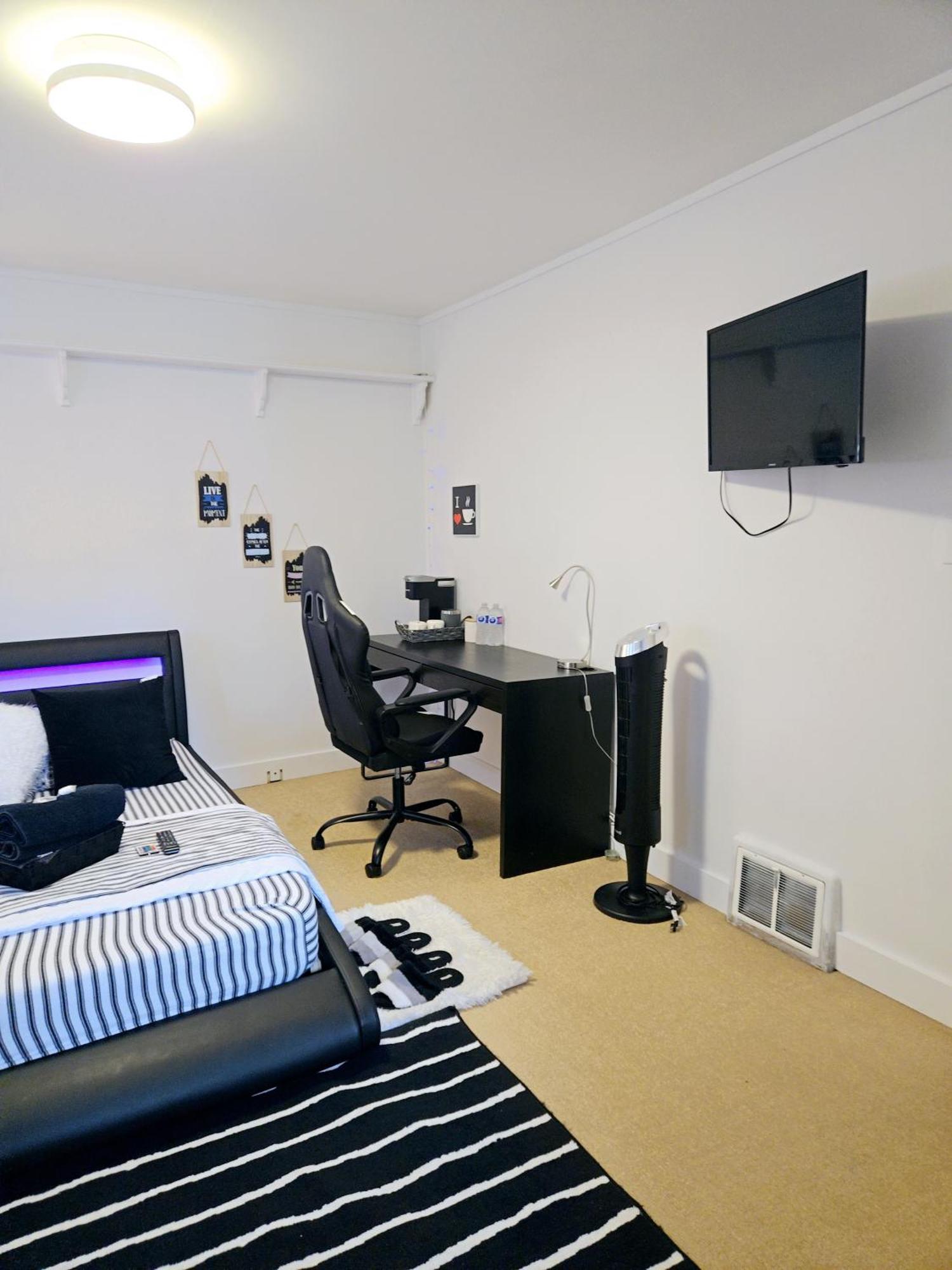 Cozy Stylish Black & White Design Room In The Heart Of Vancouver! Private Parking, Self Check-In & Just 4 Mins To Metrotown! المظهر الخارجي الصورة