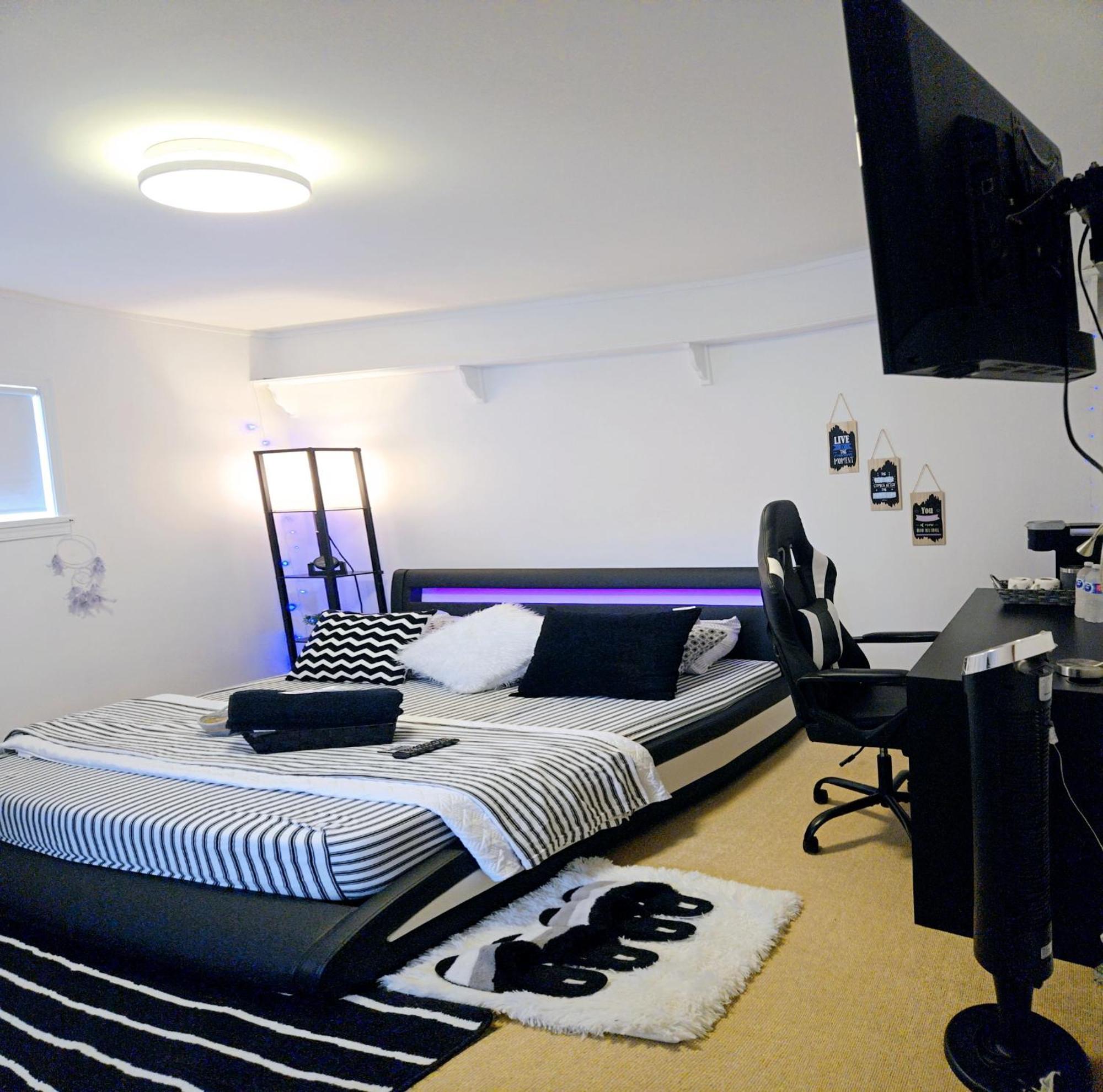 Cozy Stylish Black & White Design Room In The Heart Of Vancouver! Private Parking, Self Check-In & Just 4 Mins To Metrotown! المظهر الخارجي الصورة
