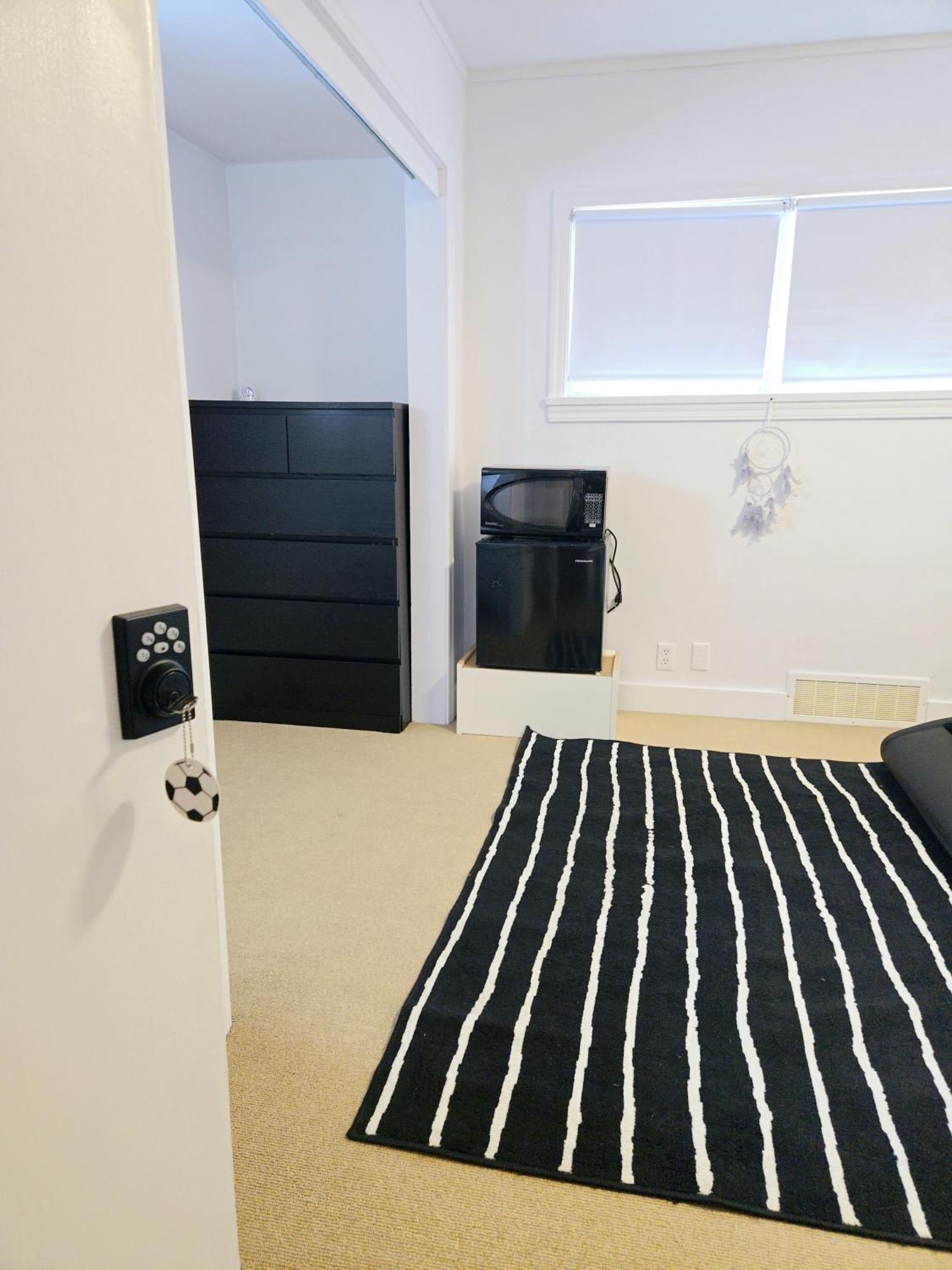 Cozy Stylish Black & White Design Room In The Heart Of Vancouver! Private Parking, Self Check-In & Just 4 Mins To Metrotown! المظهر الخارجي الصورة