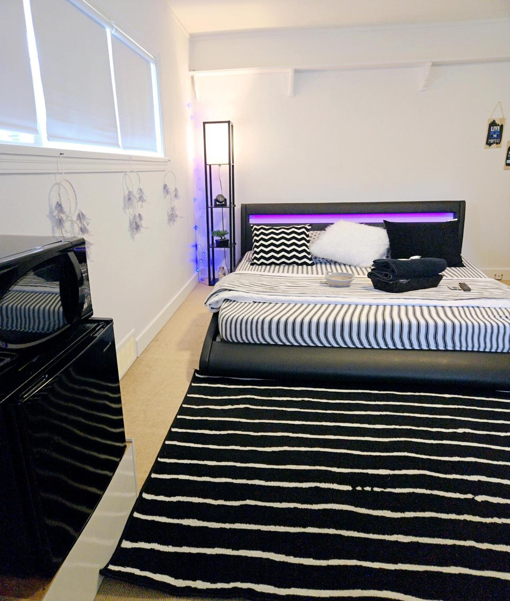 Cozy Stylish Black & White Design Room In The Heart Of Vancouver! Private Parking, Self Check-In & Just 4 Mins To Metrotown! المظهر الخارجي الصورة